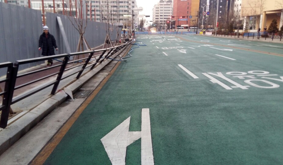 경기도 고양시 일산동구 백석동 요진와이시티 상가와 고양종합터미널 사이 도로에서 지난 14일 오후 땅꺼짐 현상과 균열이 발생해 도로와 접한 인도에 설치된 펜스가 엿가락처럼 휘어져 있다.