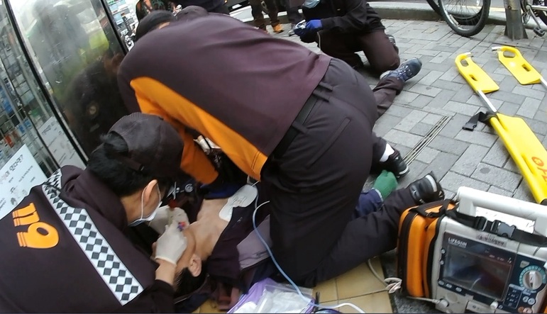 지난해 3월14일 부산 동래구 온천동의 한 길가에서 심정지로 쓰러진 시민을 119구급대원이 응급처치하고 있다. 부산시 소방안전본부 제공