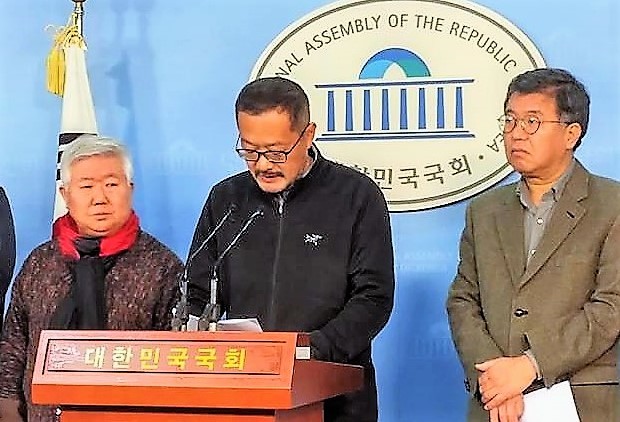 국가무형문화재인 추용호 장인의 전통 공방을 철거하려는 통영시 방침에 맞서, 강제윤 시인(가운데)이 지난해 12월13일 국회에서 기자회견을 하고 있다. 강제윤 시인 페이스북 사진 갈무리