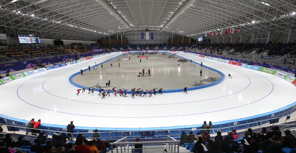 지난 12일 오후 강원도 강릉스피드스케이팅경기장에서 2018 평창겨울올림픽 테스트이벤트로 열린 2017 국제빙상경기연맹(ISU) 종목별 세계선수권대회 여자 매스스타트에서 선수들이 레이스를 펼치고 있다. 강릉스피드스케이팅경기장은 올림픽 이후 존치 문제가 화두로 남아 있다. 강릉/연합뉴스