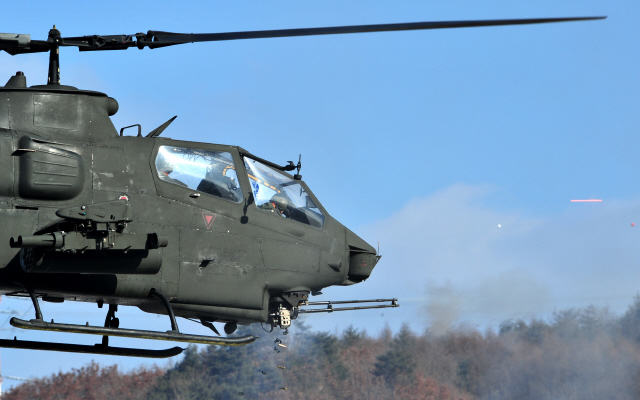 2011년 육군 코브라 공격헬기가 벌컨포 발사 훈련을 하고 있다. <한겨레> 자료 사진
