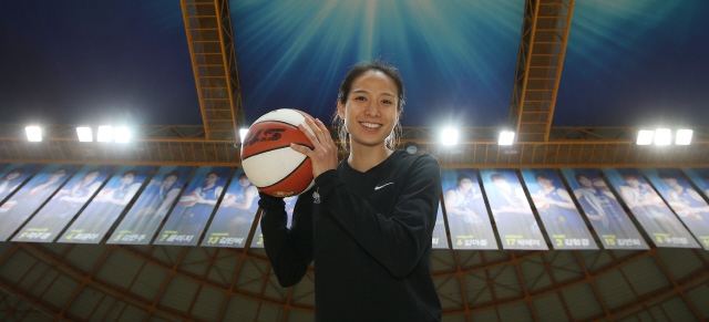 여자농구 신한은행 김연주가 1일 낮 인천 중구 도원체육관에서 인터뷰를 마치고 사진 취재를 위해 포즈를 잡으면서 활짝 웃고 있다. 인천/신소영 기자 viator@hani.co.kr
