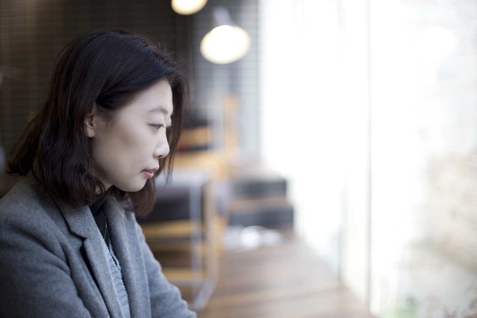 세번째 소설집 <빛의 호위>를 낸 조해진. “시대와 지역을 초월하여 소통했고 유대를 맺”(‘작가의 말’)은 이들의 이야기를 썼다. 사진 창비 제공