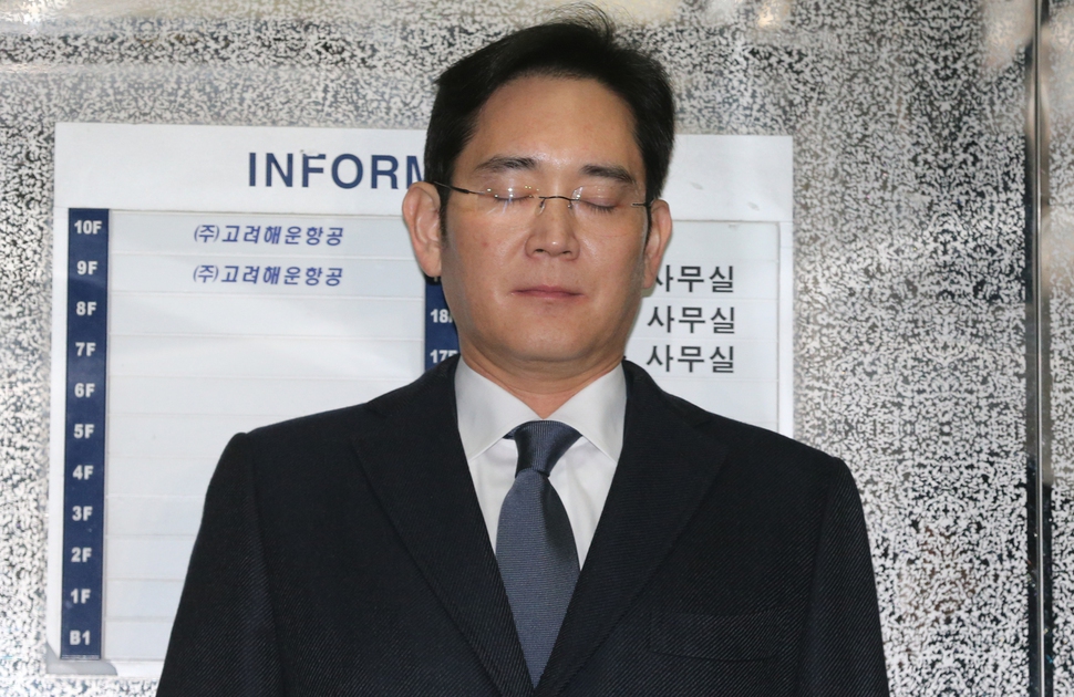 뇌물공여 등 혐의로 구속영장이 재청구된 이재용 삼성전자 부회장이 16일 오전 구속전 피의자심문(영장실질심사)을 받으러 법원으로 가기 전 서울 대치동 박영수 특별검사 사무실에 도착해 승강기에 타고 있다. 김정효 기자 hyopd@hani.co.kr