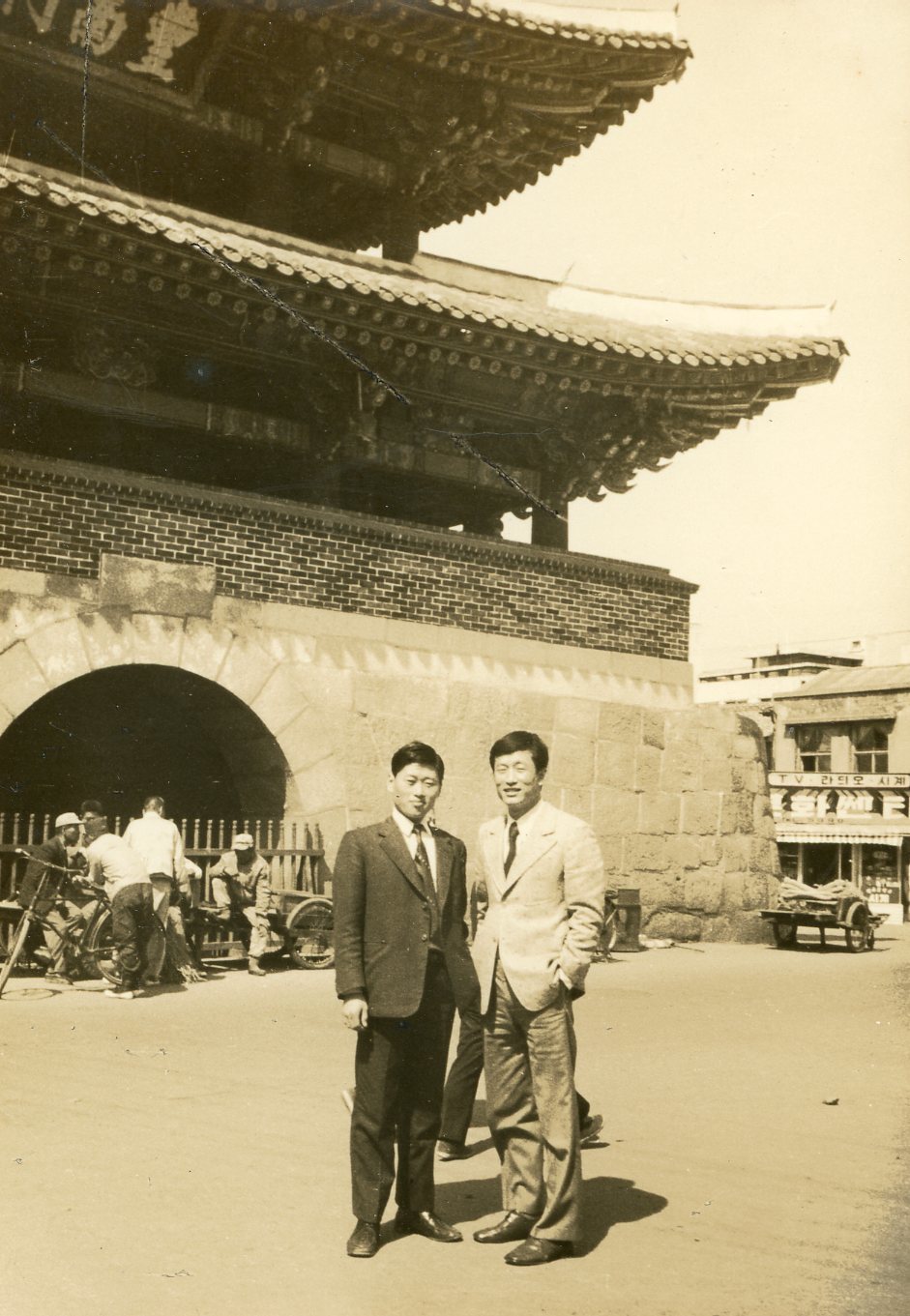 1972년 전주 풍남문 앞에서 직장 동료끼리 찍은 사진. 김용철씨가 공모전에 제출해 장려상을 받았다. 전주시 제공