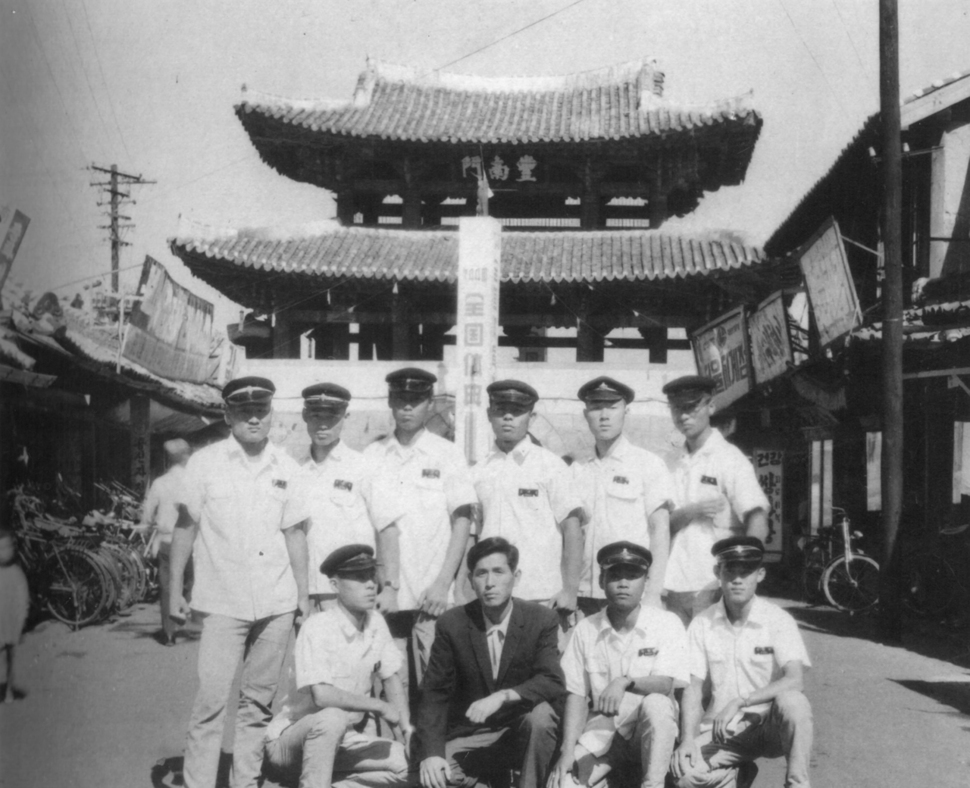 1964년 전주 풍남문을 배경으로 찍은 사진. 전주시 제공