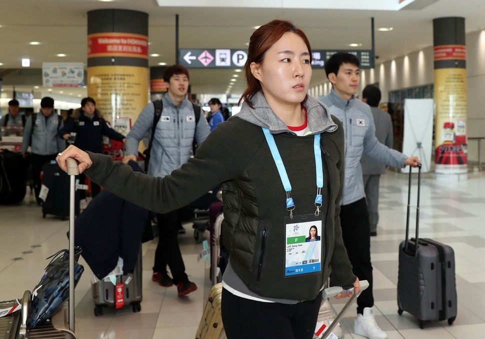 이상화 등 한국 스피드스케이팅 대표팀이 15일 삿포로에 도착해 이동하고 있다. 한국의 메달박스인 쇼트트랙 대표팀은 하루 늦은 16일 현지에 도착했다. 삿포로/연합뉴스