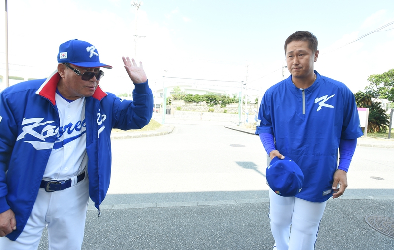 이대호가 17일 오후 오키나와현 우루마시 구시가와 구장에서 열린 월드베이스볼클래식(WBC) 야구 대표팀 훈련에 합류해 김인식 감독에게 인사를 하고 있다. 미국 애리조나주에서 롯데와 훈련하던 이대호는 한국을 거쳐 이날 대표팀에 합류했다. 오키나와/연합뉴스