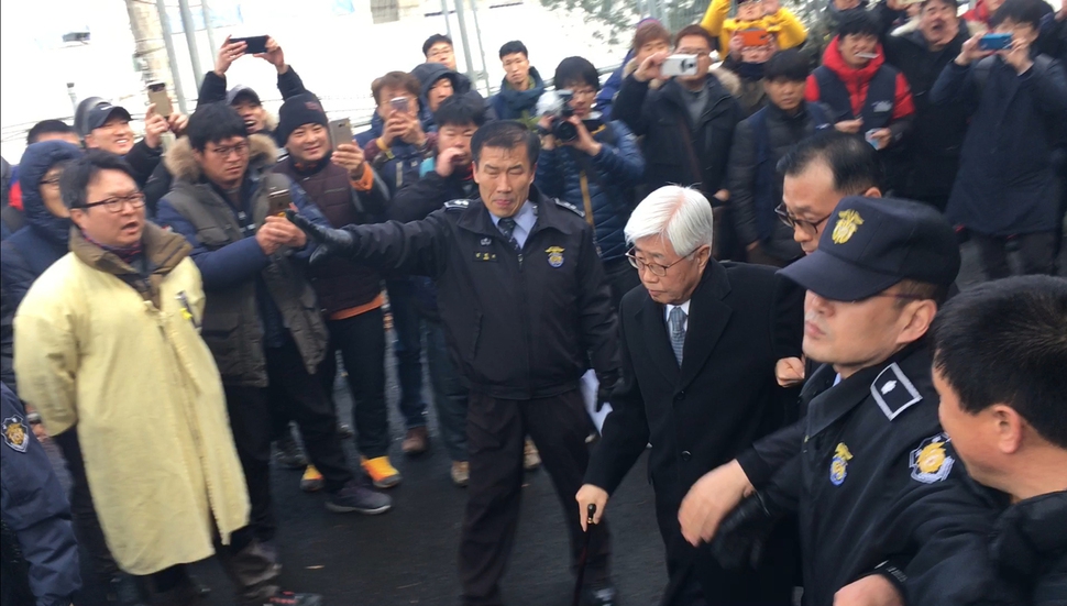 금속노조를 약화·와해시킬 목적으로 회사에 우호적인 제2노조를 설립하도록 한 혐의(노동조합 및 노동관계조정법 위반) 등으로 기소된 유시영 유성기업 회장(가운데 흰머리에 안경 쓴 이)이 17일 대전지법 천안지원에서 실형을 선고받고 법정 구속되는 모습을 유성기업 노동자들이 지켜보고 있다. 금속노조 유성지회 제공