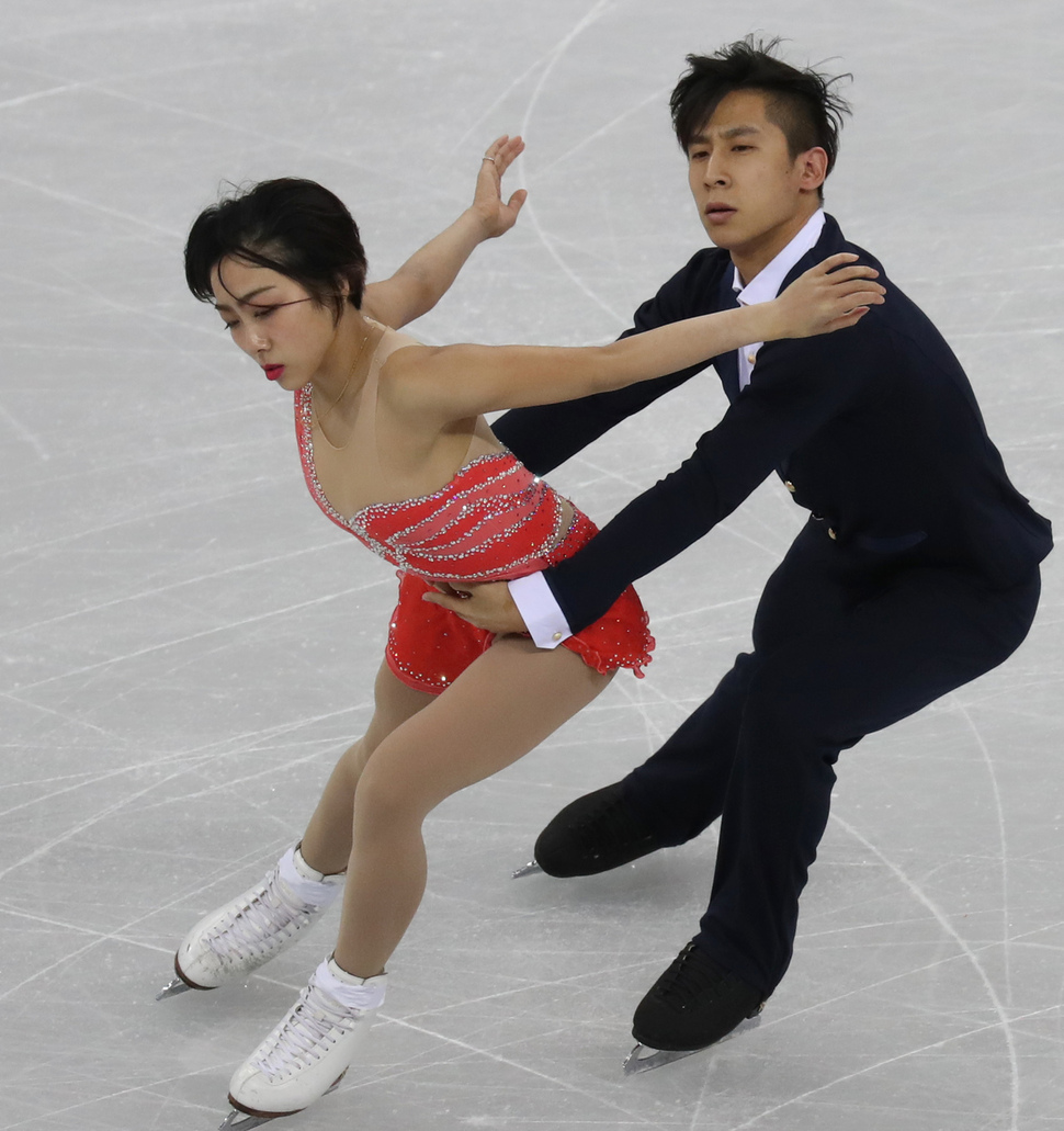 18일 오후 강원도 강릉 아이스아레나에서 열린 2017 국제빙상경기연맹(ISU) 4대륙 피겨스케이팅 선수권대회 페어 프로그램에서 우승한 쑤이원징-한충이 열연하고 있다. 강릉/연합뉴스