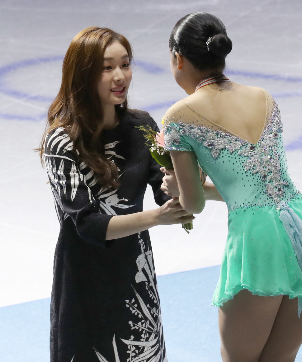 ‘피겨 여왕’ 김연아가 18일 오후 강원도 강릉 아이스아레나에서 열린 2017 국제빙상경기연맹(ISU) 4대륙 피겨스케이팅 선수권대회 여자 프리스케이팅 시상식에 참석, 우승자인 일본의 미하라를 축하하고 있다. 강릉/연합뉴스