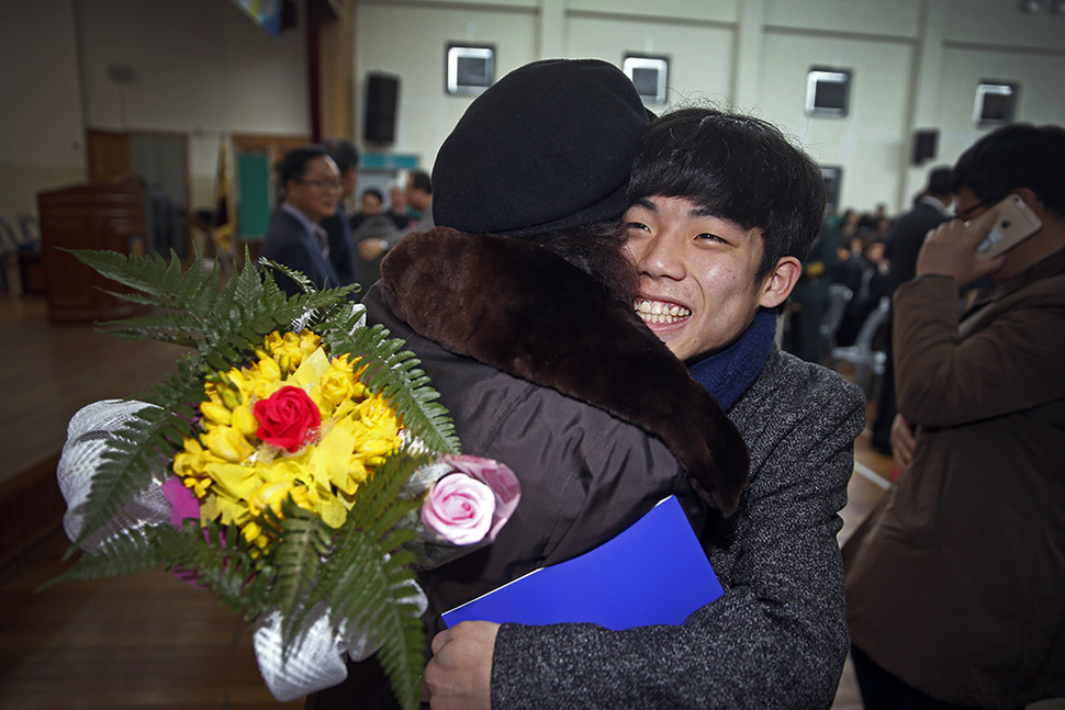 혹여 졸업식에 쓸쓸할까 미국에서 날아온 조아무개 할머니가 김 군을 꼭 안아주고 있다. 김 군의 대학 학비를 보태 자립을 돕기로 한 조 할머니는 “나는 아무것도 한 것이 없다”며 한사코 취재를 사양했다.