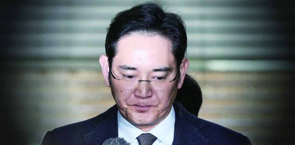 삼성의 ‘황태자’인 이재용 삼성전자 부회장에 대한 국민들의 이미지는 지난 20년간 세가지로 요약된다. 첫째는 삼성에버랜드 주식 헐값 인수로 대표되는 재벌 불법·편법 상속증여의 상징이다. 둘째는 삼성전자 부회장 자리에 오르기까지 16년간 단 한번도 경영성과에 책임지는 자리를 맡은 적이 없는 ‘온실 속의 화초’ 이미지다. 여기에 국정농단의 주범인 박근혜·최순실에게 400억원이 넘는 뇌물을 준 혐의로 구속되며 정경유착의 상징 이미지까지 더하게 됐다. 이재용이 삼성의 후계자가 되고, 불법편법 상속증여로 10조원에 가까운 재산을 만든 것은 본인 의지와 상관없이 이건희 회장이 주도한 어쩔 수 없는 운명이었다. 하지만 뇌물공여 혐의 등으로 구속된 것은 과거의 잘못된 관행을 벗어나 ‘뉴 삼성시대’를 선도하기를 바라는 국민의 기대를 제대로 읽지 못한 그의 과오 탓이라 할 수 있다. 이 부회장이 감옥 안에서 깊은 사색을 통해 앞으로 어떤 운명을 만들어가느냐에 따라 본인과 삼성은 물론 재벌 전체에도 큰 영향을 미칠 전망이다. 사진은 특검에 재소환된 이재용 삼성전자 부회장이 13일 오전 서울 대치동 특검사무실로 들어서고 있는 모습. 글 곽정수 선임기자 jskwak@hani.co.kr, 사진 박종식 기자 anaki@hani.co.kr