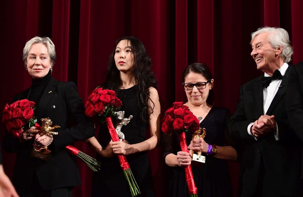 67회 베를린국제영화제에서 명예 금곰상을 받은 밀레나 카노네로, 여우주연상을 받은 김민희, 황금곰상을 받은 헝가리 감독 이디코 에녜디, 심사위원장인 폴 버호벤 감독(사진 왼쪽부터)이 18일 시상식에서 포즈를 취하고 있다. 베를린/AFP 연합뉴스