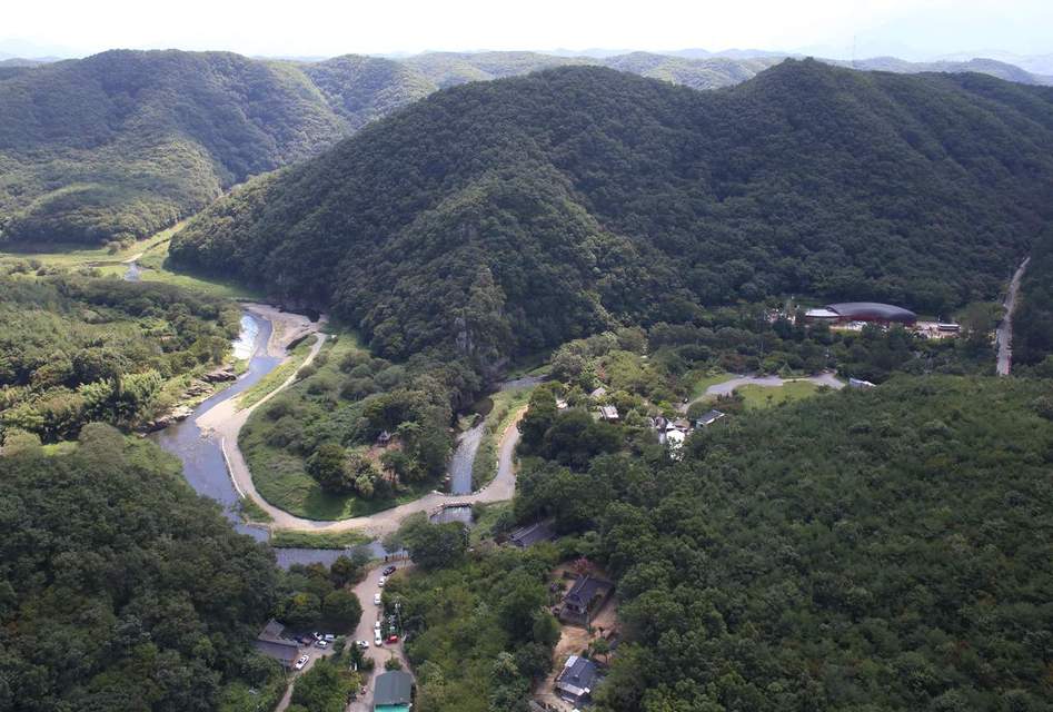 울산 울주군 언양읍 대곡천 반구대(포은대)와 집청정 일대 전경 울산 대곡박물관 제공