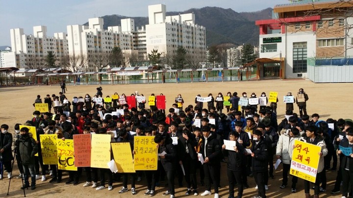 20일 오전 경북 경산 문명고 운동장에서 학생과 학부모들이 모여 국정 역사교과서 연구학교 신청 철회를 요구하고 있다. 김일우 기자 cooly@hani.co.kr