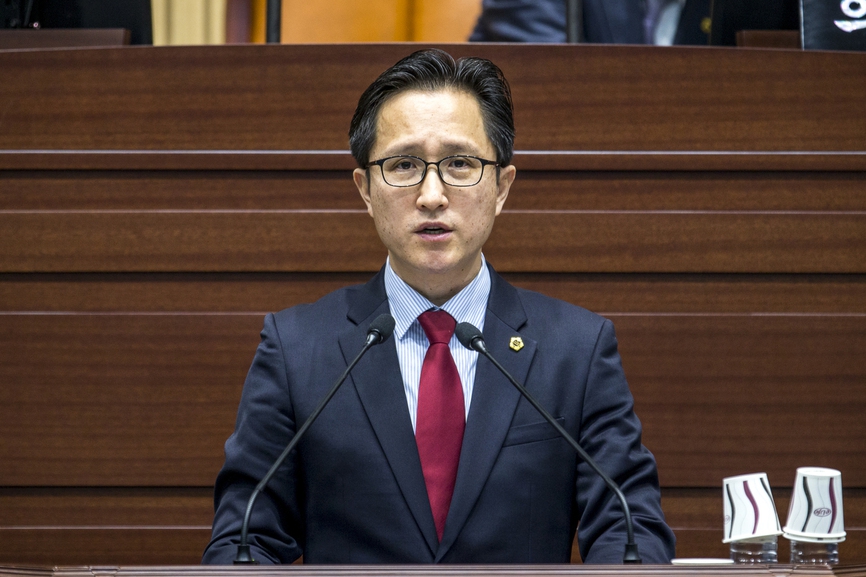 김종영 경북도의원이 최근 도의회 임시회의에서 “초등학교 새내기 교사들이 산간오지에 집중적으로 배치되고 있다. 이런 일이 장기간 지속되면 교육균형이 무너지고, 지역교육의 근간이 파괴된다”고 지적했다.  경북도의회 제공