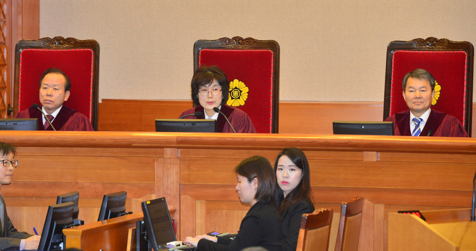 20일 오전 서울 북촌로 헌법재판소에서 이정미 헌법재판소장 권한대행 주재로 박근혜 대통령 탄핵심판 15차 변론이 진행되고있다. 사진공동취재