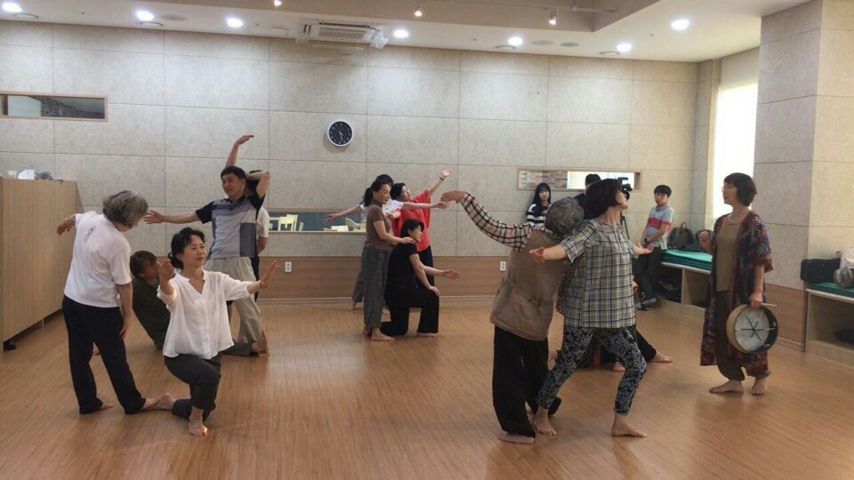 서울시50플러스재단에서 하는 ‘중년, 회복의 춤을 추다’ 강좌 시간에 춤을 추는 시민들. 최보결 무용가 제공