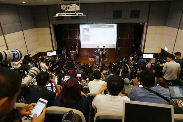 19일 말레이시아 경찰이 쿠알라룸푸르에서 기자회견을 열어서 주요 용의자들이 북한 국적이라고 밝히고 있다. 신소영 기자