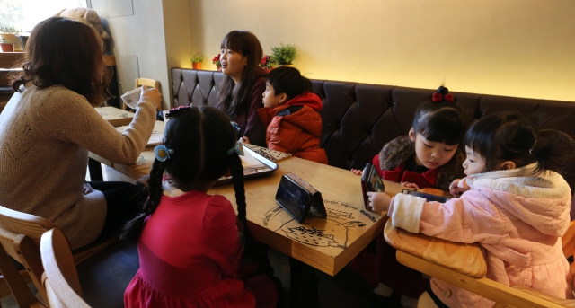 서울의 한 카페에서 아이들이 스마트폰을 보고 있다. 김정효 기자 hyopd@hani.co.kr