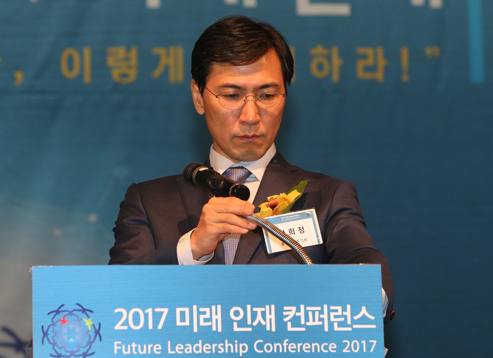 안희정 충남지사가 21일 오후 서울 중구 대한상공회의소에서 열린 `4차혁명과 미래인재' 컨퍼런스에서 축사를 하기위해 마이크를 조절하고 있다. 강창광 기자 chang@hani.co.kr