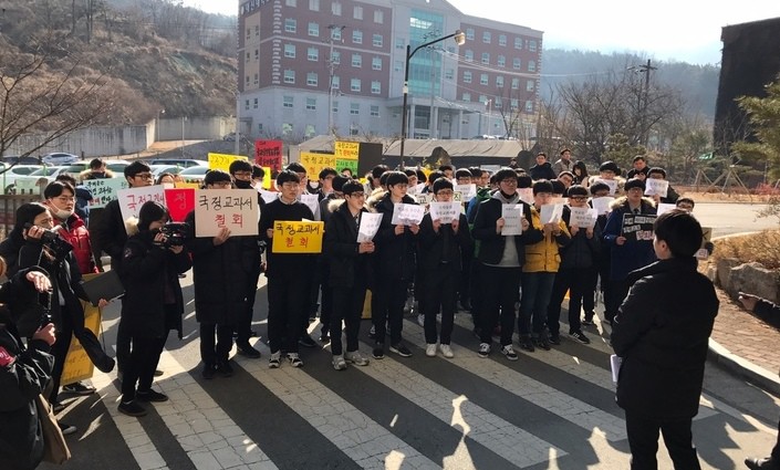 문명고 국정 역사교과서 반대 사흘째 농성, 학생 인적사항 파악 논란은 일단락