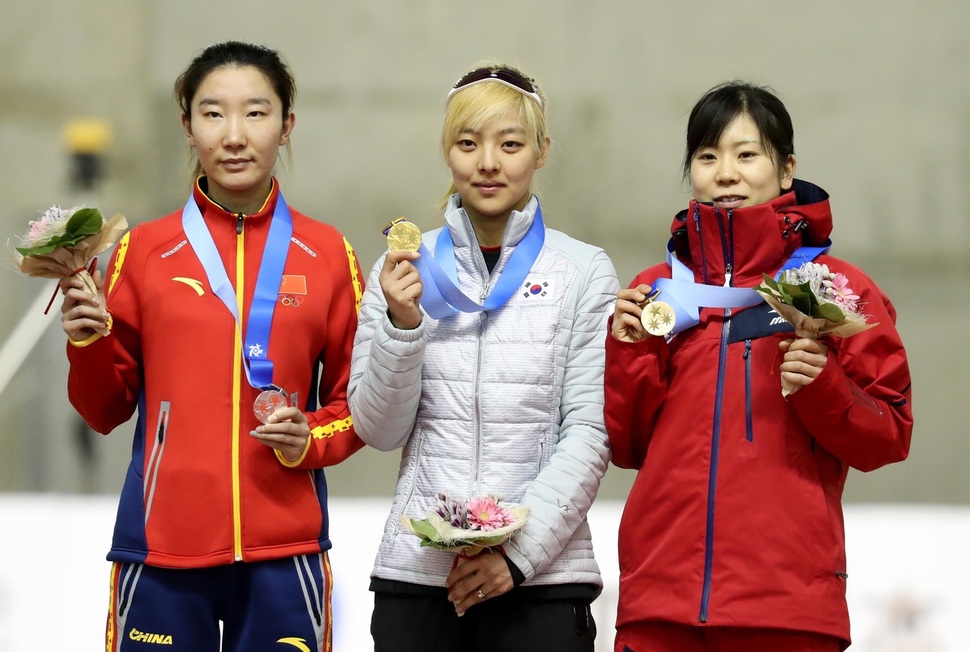 김보름(가운데)이 22일 열린 2017 삿포로 겨울아시안게임 스피드스케이팅 여자 5000m에서 우승한 뒤 시상대에서 미소짓고 있다. 삿포로/연합뉴스