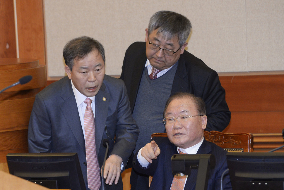 22일 오전 서울 종로구 헌법재판소에서 열린 박근혜 대통령 탄핵심판 16차 변론기일에서 김평우(왼쪽), 이동흡 등 박 대통령측 법률대리인단 변호사들이 이야기를 나누고 있다. 사진공동취재단