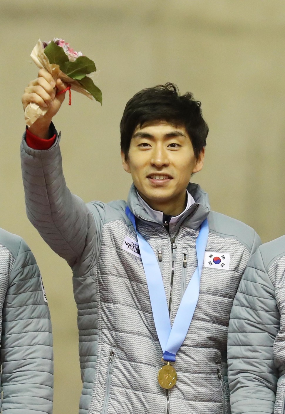 22일 일본 홋카이도 오비히로 오벌에서 열린 2017 삿포로 겨울아시안게임 스피드스케이팅 남자 팀추월에서 이승훈이 금메달을 목에 걸고 인사하고 있다. 이승훈은 이날 1만m에서도 금메달을 획득해 3관왕에 올랐다. 삿포로/연합뉴스