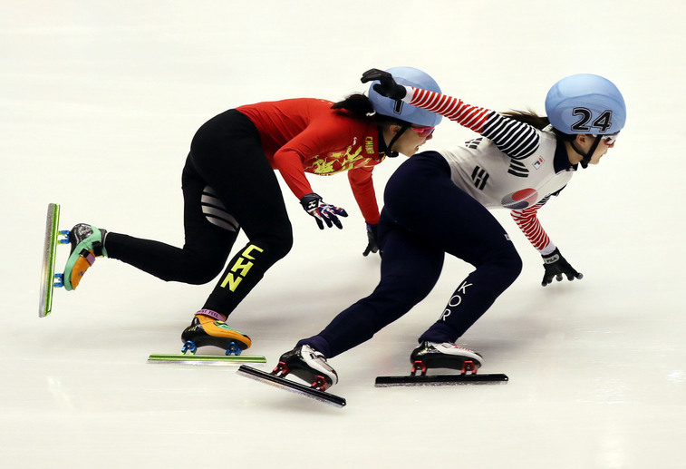 최민정이 22일 여자 3000m 계주 결승에서 막판 중국 선수를 제치고 1위로 나서고 있다. 삿포로/연합뉴스