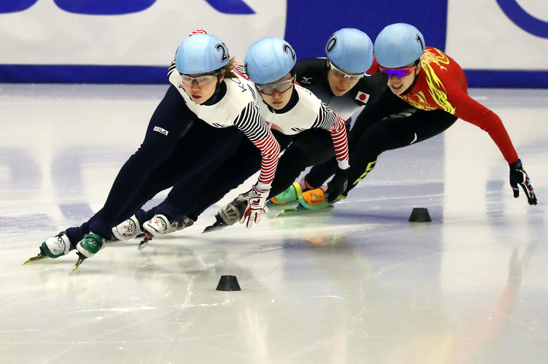 심석희(앞쪽)와 최민정이 22일 여자 1000m 결승에서 1, 2위로 결승선을 향해 달리고 있다. 삿포로/연합뉴스