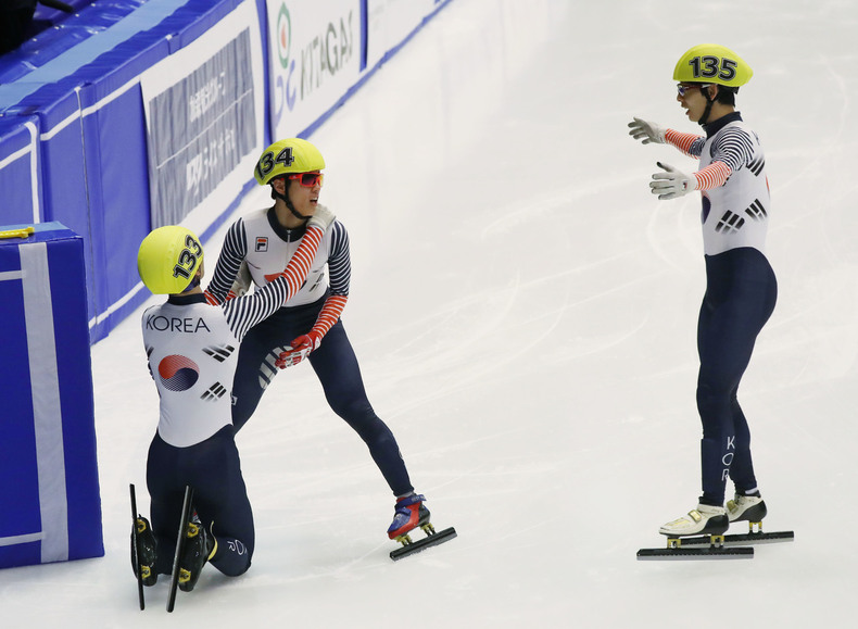 22일 남자 1000m에서 금·은을 딴 서이라(왼쪽)와 신다운(가운데), 이정수가 기쁨을 나누고 있다. 삿포로/연합뉴스