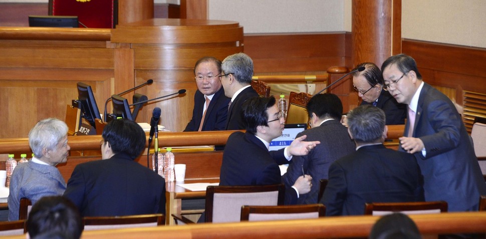 22일 박근혜 대통령에 대한 탄핵심판 제16차 변론기일이 열린 헌법재판소 대심판정에서 박 대통령 쪽 대리인단이 분주히 대화를 나누고 있다. 마지막 증인신문일이었던 이날 대리인단은 주심 기피 신청을 내고 재판관들에 대해 막말을 하는 등 작심한 듯 탄핵심판 흠집내기와 지연작전을 노골적으로 펼쳤다.  사진공동취재단