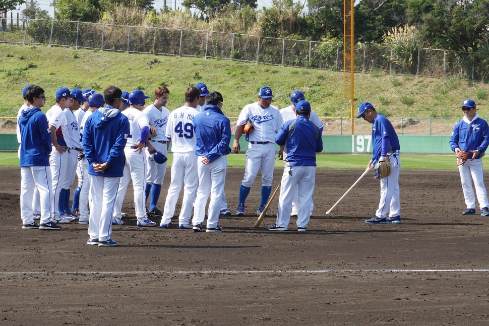 세계야구클래식(WBC) 한국 야구대표팀 김광수 코치와 김평호 코치가 21일 일본 오키나와현 우루마 구시가와 구장에서 야수진을 모아놓고 수비 움직임에 대해 설명하고 있다. 오키나와/연합뉴스