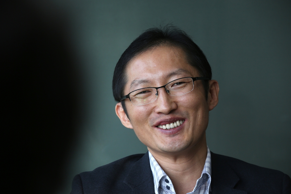 재심 전문 변호사로 영화 <재심>의 모델이 된 박준영 변호사가 지난해 8월12일 수원 원천동 자신의 사무실에서 <한겨레>와 인터뷰를 하고 있다.  수원/강재훈 선임기자 khan@hani.co.kr