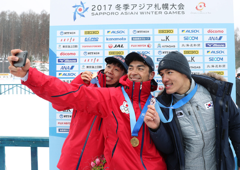 김마그너스(오른쪽)가 23일 일본 삿포로 시라하타야마 야외 경기장에서 열린 2017 삿포로겨울아시안게임 스키 크로스컨트리 남자 10㎞ 클래식 종목에서 은메달을 딴 뒤 수상자들과 기념사진을 찍고 있다. 삿포로/연합뉴스