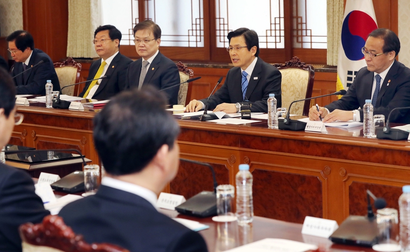 황교안 대통령 권한대행 국무총리가 23일 오전 세종로 정부서울청사에서 내수활성화 관계장관회의를 주재하고 있다. 연합뉴스