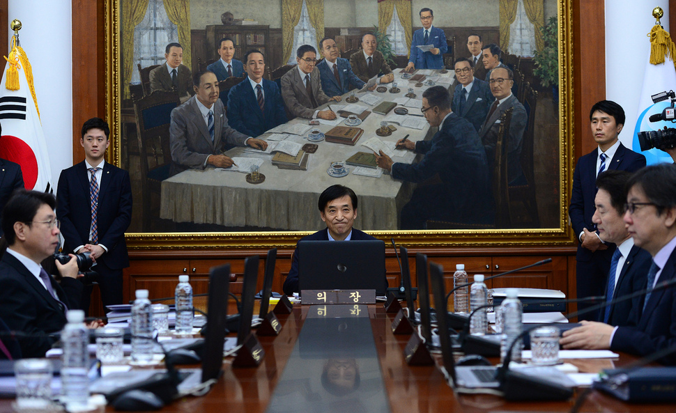 이주열 한국은행 총재가 23일 오전 서울 중구 한국은행에서 열린 금융통화위원회 회의를 주재하고 있다. 연합뉴스