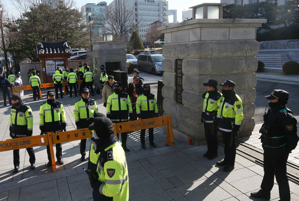 헌재 경비 강화   박근혜 대통령 탄핵심판 최종변론기일이 27일로 정해진 뒤 헌법재판소와 헌법재판관들에 대한 경비·경호가 강화된 가운데 23일 오후 경찰이 서울 종로구 재동 헌재 앞을 지키고 있다.  신소영 기자 viator@hani.co.kr