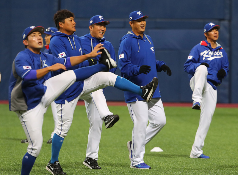 2017 세계야구클래식(WBC) 야구 대표팀의 거포 이대호, 최형우, 김태균 등 선수들이 쿠바와의 평가전을 하루 앞둔 24일 오후 서울 구로구 고척 스카이돔에서 본격적인 수비훈련에 앞서 몸을 풀고 있다. 왼쪽부터 서건창, 김태균, 최형우, 이대호, 임창용. 연합뉴스