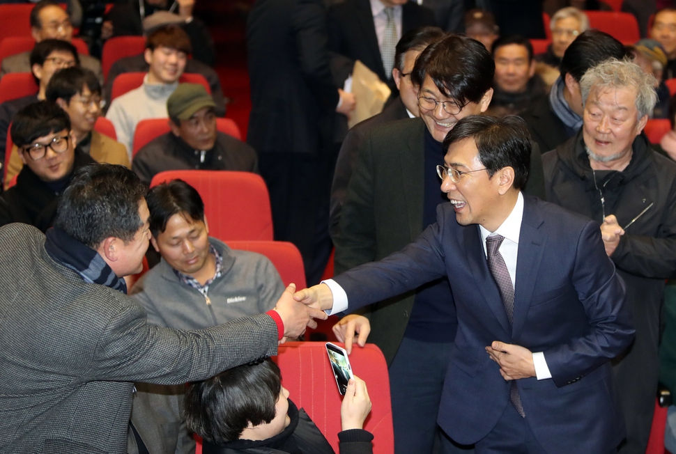 안희정 충남지사가 24일 오후 '더 좋은 민주주의 광주·전남 포럼' 초청 토크콘서트가 열리는 전남 순천시 석현동 순천문화예술회관에 들어서며 지지자와 악수하고 있다. 순천/연합뉴스