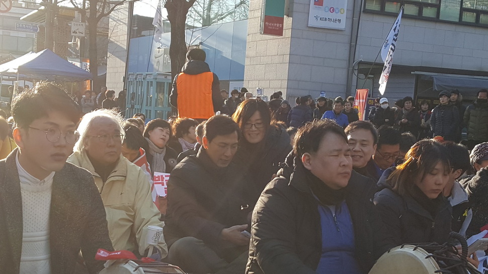 대통령 탄핵반대 집회에서 보이는 태극기 물결에 대항하기 위해 25일 전주에서 열린 탄핵찬성 촛불집회에서도 태극기가 등장했다.