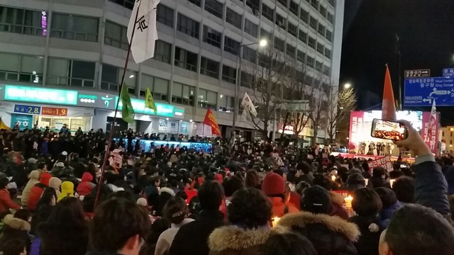 25일 광주 금남로에서 열린 시국촛불집회엔 3만여 명의 시민들이 참석했다.