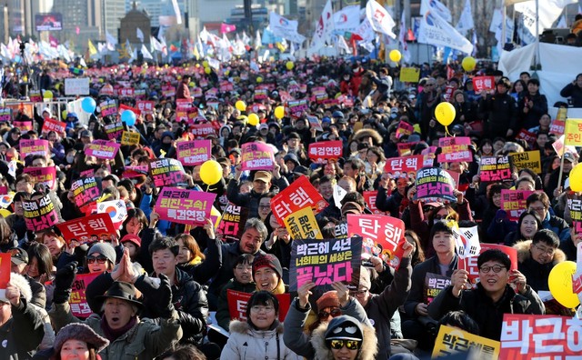 25일 오후 서울 광화문광장에서 민중총궐기 대회가 열려 참가자들이 박근혜 대통령 퇴진과 특검 연장을 촉구하고 있다. 사진공동취재단