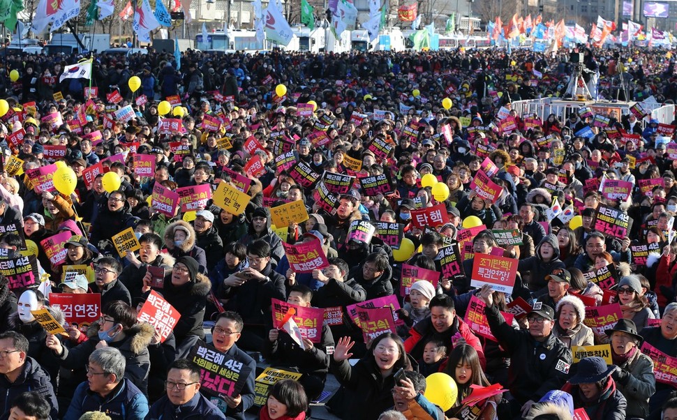 25일 오후 서울 광화문광장에서 민중총궐기 대회가 열려 참가자들이 박근헤 대통령 퇴진과 특검연장을 촉구하고 있다. 박종식 기자 anaki@hani.co.kr