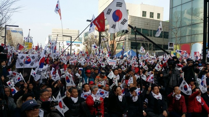26일 오후 대구 중구 대중교통전용지구 중앙네거리에서 열린 박근혜 대통령 탄핵 반대 집회에서 참석자들이 태극기를 흔들고 있다.