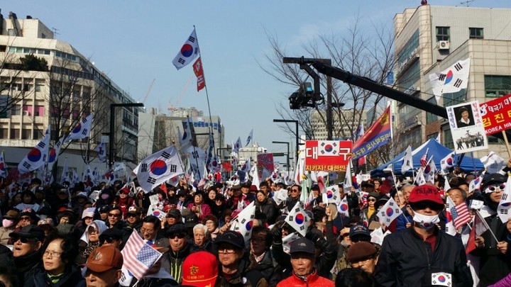 26일 오후 대구 중구 대중교통전용지구 중앙네거리에서 열린 박근혜 대통령 탄핵 반대 집회에서 참석자들이 손팻말과 태극기를 흔들고 있다.