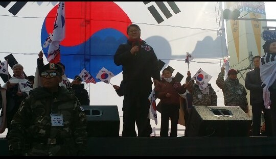 26일 오후 대구 중구 대중교통전용지구 중앙네거리에서 열린 박근혜 대통령 탄핵 반대 집회에서 조원진 의원이 무대에 올라 발언을 하고 있다.