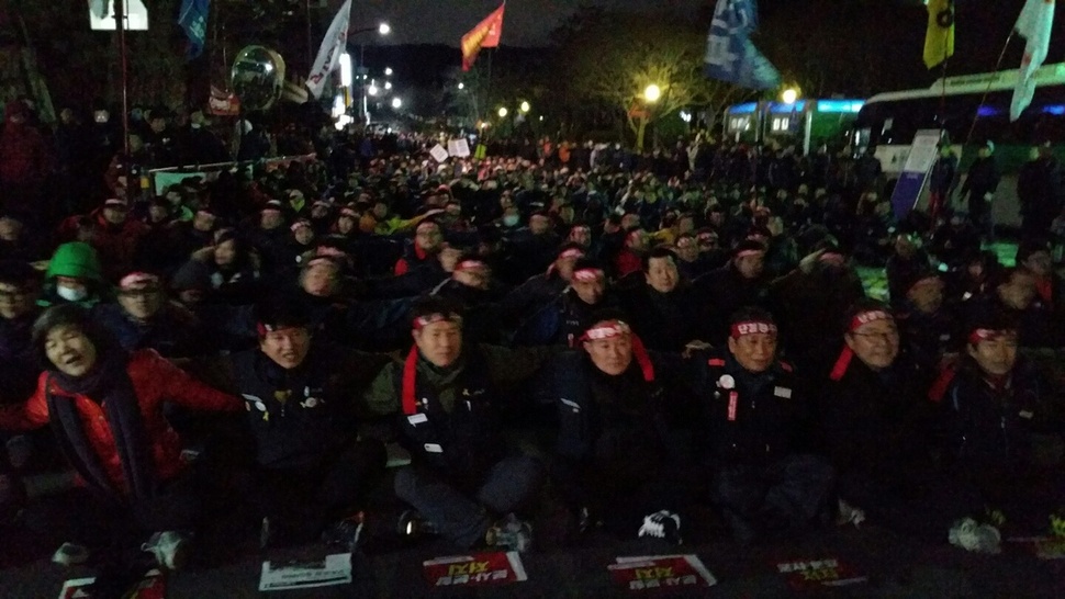 금속노조 현대중공업지부와 울산지부 조합원들이 26일 밤 울산 동구 한마음회관 앞에서 주주총회 반대집회를 열고 있다. 민주노총 울산본부 제공
